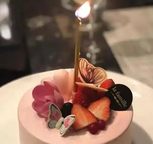 吴佩慈现身闺蜜生日派对,肤白貌美似少女
