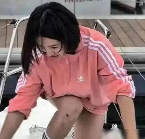 翼装飞行女大学生跳下画面曝光摄影师想挽救却无能为力