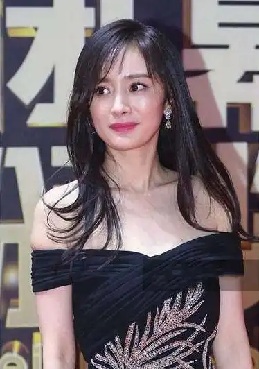 杨幂与林心如同穿黑色抹胸装,网友终于知道清新和油腻差距了你更喜欢