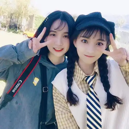 女大学回家过年,晒出与闺蜜合影,网友这一笑,我的心都要化了