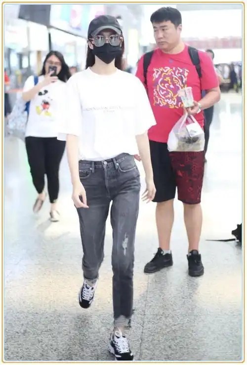 当106斤陈乔恩和86唐嫣同穿牛仔裤,网友原来微胖的优势这么大