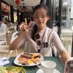 18岁女儿和男友在国外住高档酒店,买奢侈品挥霍无度骗走父亲一生积蓄后,竟然拉黑全家