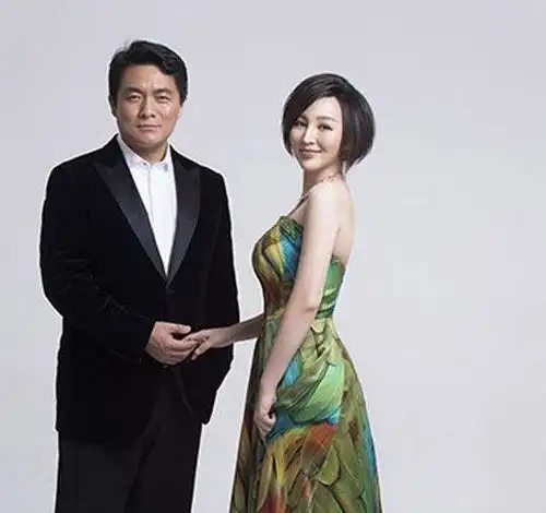 19岁出道,为导演生了三个孩子,44岁终于火了