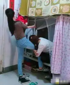 搞笑gif图妹子,你这睡姿暴露了你女汉子的本性啊,还是右边的妹子靠谱呢