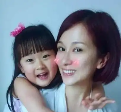 女星撞脸当红小花王子文,40岁犹如青春少女,老公破产不离不弃