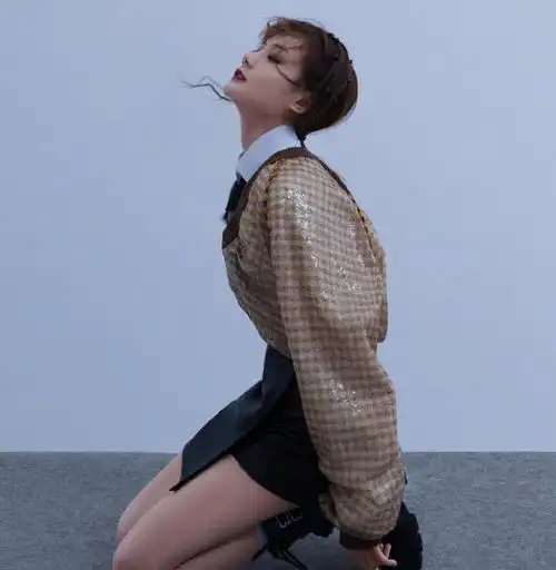 李一桐拼了,穿超短裙还双膝跪地,精致侧颜和美腿让人过目难忘