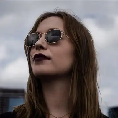 戴墨镜欧美女生头像戴墨镜的美女图片头像高冷