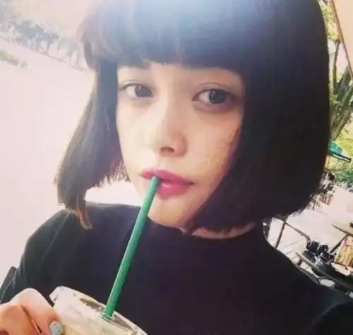 圆脸戴眼镜的女生适合什么发型