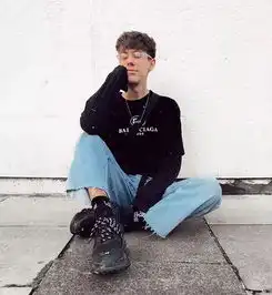 名牌,美女,私人飞机...他在网上假装富二代,变得无比受欢迎...