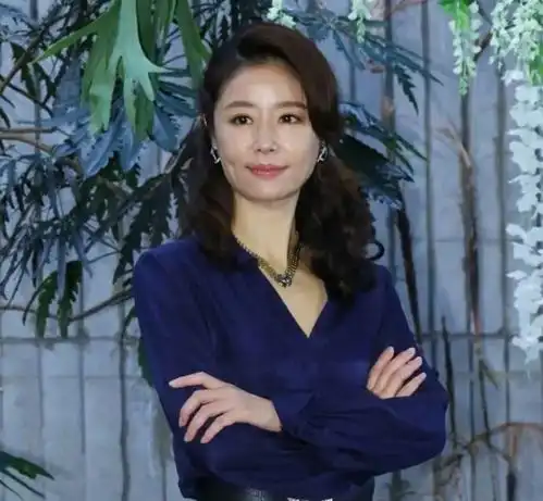 林心如新剧发布会生图曝光,深蓝连体裤优雅十足,看出来当妈妈了