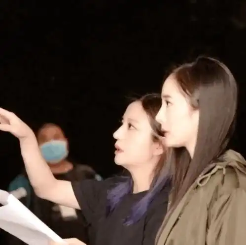 黄渤杨幂同框明星大合影斗艳,黄渤杨幂c位好显眼周迅刘雯靠边站气质仍艳压