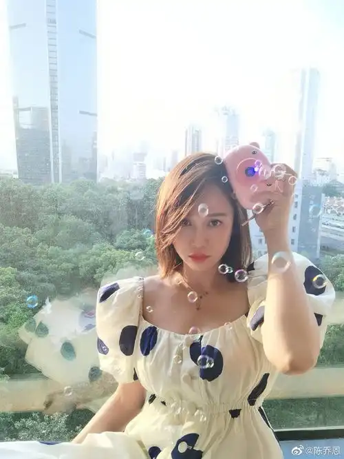 陈乔恩着泡泡袖波点裙超少女玩泡泡机对镜甜笑很梦幻