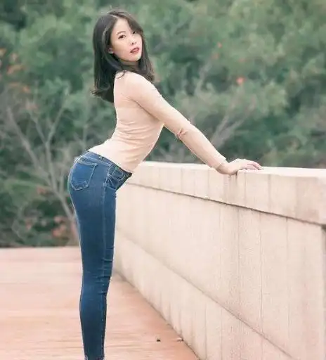 颜值很高的牛仔裤少女,身材极致,彰显个性女性魅力