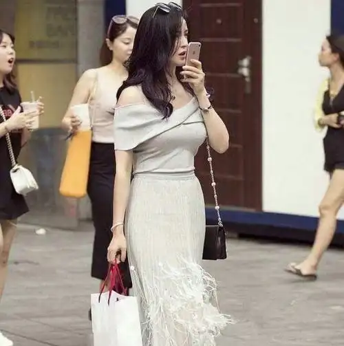 美女脚上搭配一双气质尖头高跟鞋,酒红色色调显得成熟又有女人味