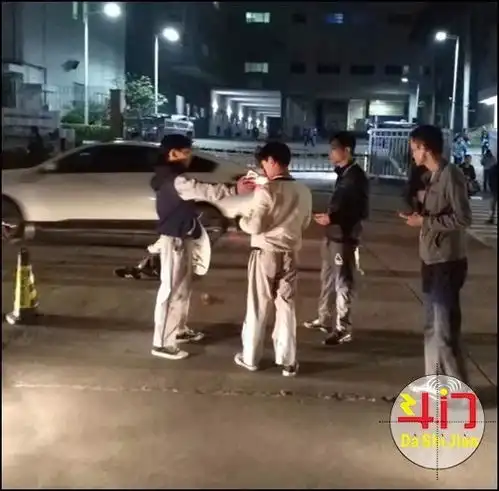 晚上720分,撞路人头破血流,他还只是个孩子但请不要放任他