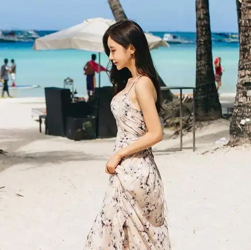 时尚街拍,海滩边的吊带连衣裙小姐姐,白嫩肌肤,穿出少女风采
