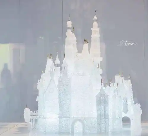 世界最大的纯手工玻璃城堡碎了,是熊孩子撞的