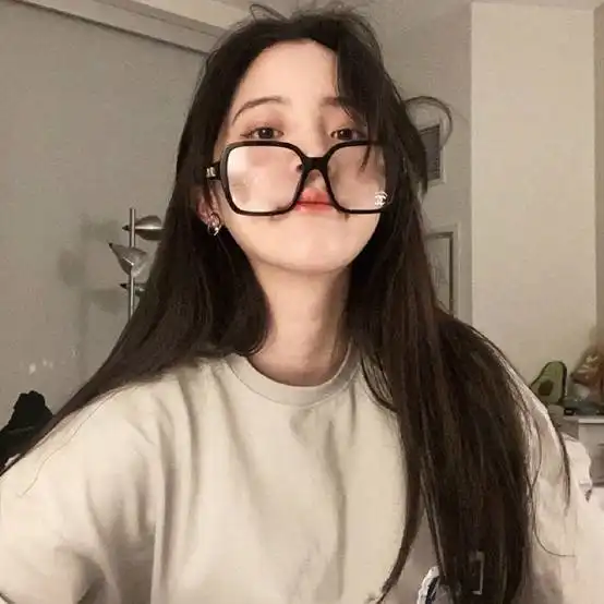 欧阳娜娜真是有勇气白色紧身衣搭配卡其色裤子,看上去真有气场