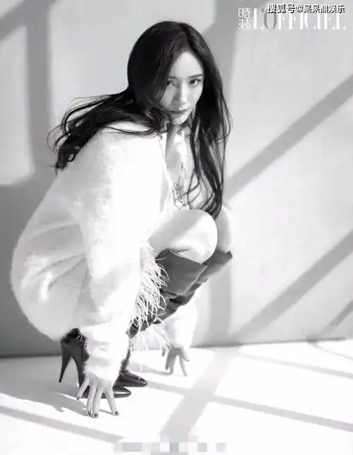杨幂有多会撩穿黑皮衣故意露出蕾丝内搭,这腰也太细了吧