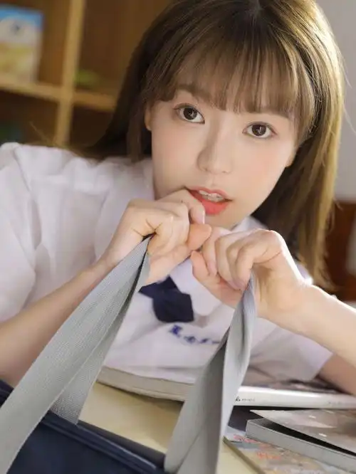 教室里穿jk衬衫套装的女孩真漂亮,五官精致,很怀念学生时代