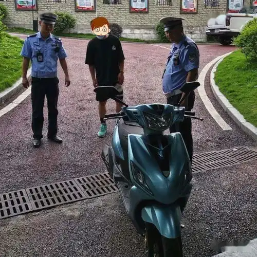 炸街宜宾机车男无证骑机车炸街扰民,遭逮