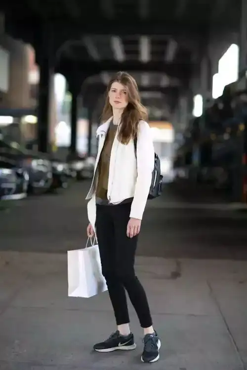 不同身材和气质的女生应该怎么选皮衣怎搭配能够美得不费力