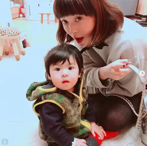 修杰楷为好友庆祝生日,贾静雯嘟嘴卖萌超可爱与咘咘波妞超像的