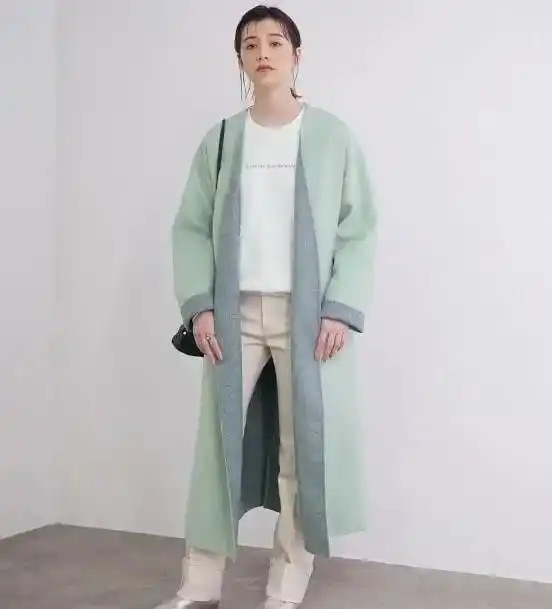 冰淇淋色大衣的搭配,为穿搭增添了活力和少女感,大方又气质