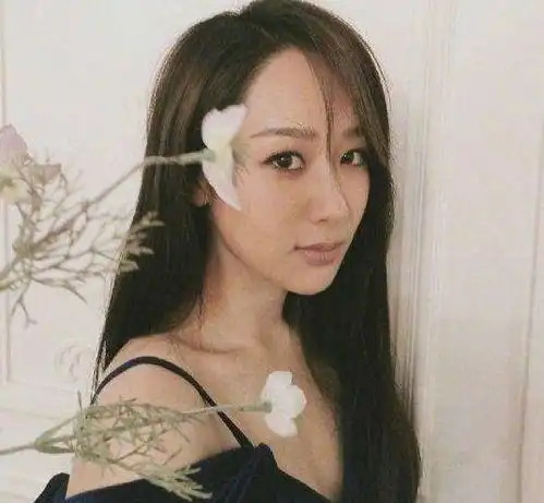 谁说杨紫只适合演少女看到她长直发换上吊带,网友瞬间沦陷
