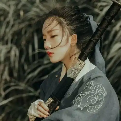 背着宝剑的大侠头像