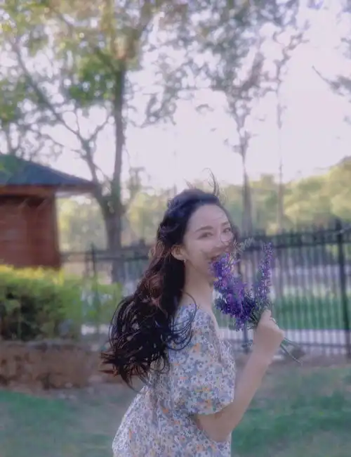 5月李沁带你体验春末初夏,碎花连衣裙手握野花边跑边笑,治愈系仙女
