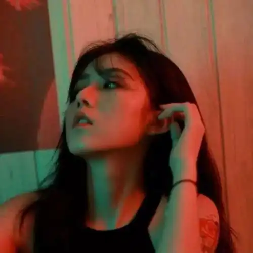 女生头像如目无别人