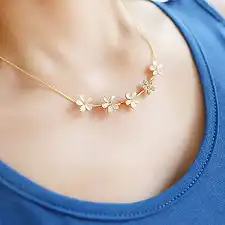 头像女生戴帽子和墨镜太