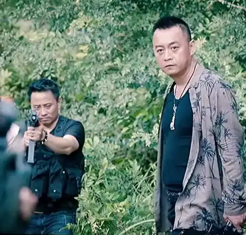 美女一声抓小偷,兵哥哥下意识就出击,这样的做法真到位