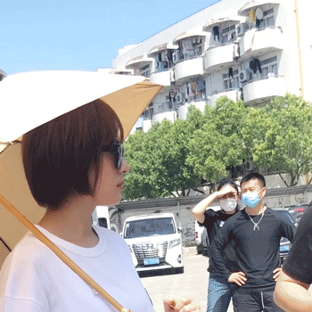 孙俪新戏开机生图曝光,罕穿短裤秀细直长腿,短发清新可人超少女