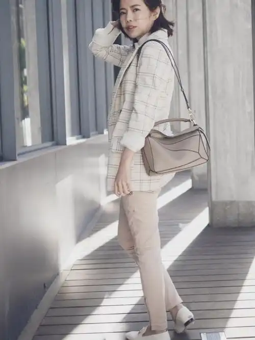 30岁以上的女人春天别总穿灰黑白,学会暖色穿搭,美出了少女感