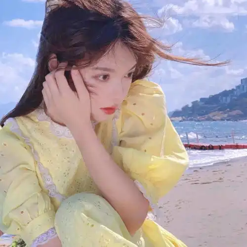 女生头像灿烂笑容
