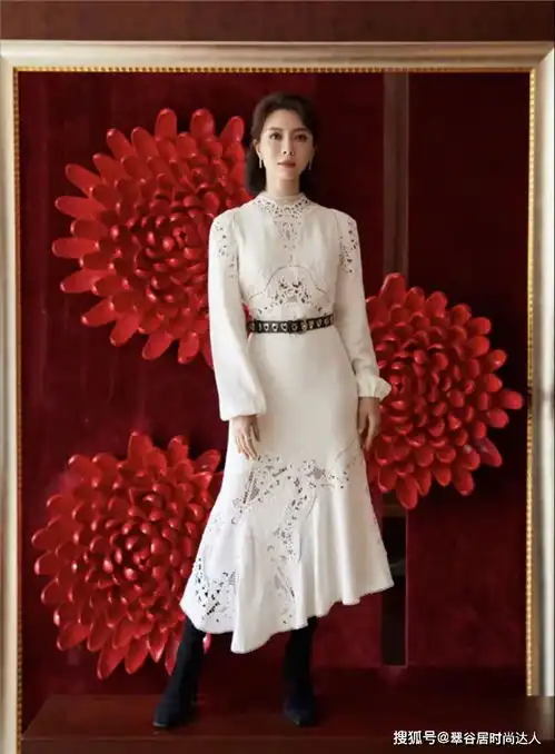 陈数真是穿搭高手,衬衫西装随便穿都美,中年女人学她穿气质太赞