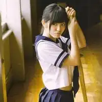 qq头像女学生穿校服真人