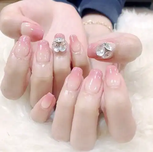 冬天应该做什么款式的美甲看看时髦精们的美甲你就明白了