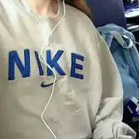 qq头像女生背影或侧面最好是蹲着的,希望颜色看起来活泼,别太伤感