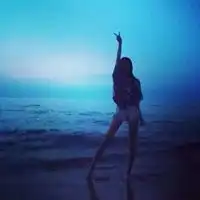 头像海边白衣女背影