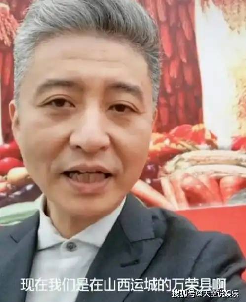 相声演员周炜今45岁满头白发尽显沧桑,与妻子站在一起像父女