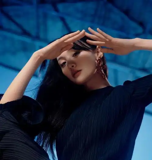 郑爽挑战绿色新发型,配上红色眼影后,像极了一个韩式美女