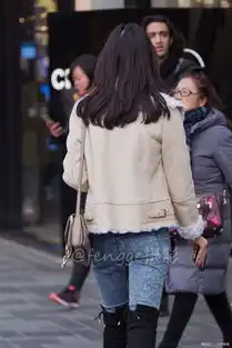 戴眼镜美女头像短烫发街