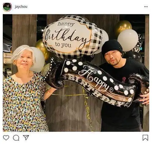 周杰伦高调庆祝母亲生日,叶惠美中分白发非常时尚