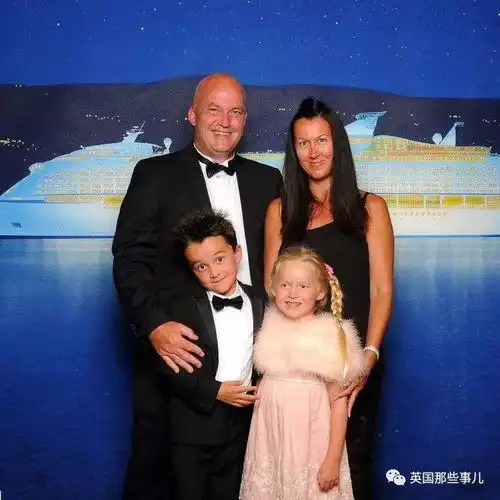 当爹的一时心软同意让两个孩子玩一把黑色海娜纹身怎料,却酿成大祸...