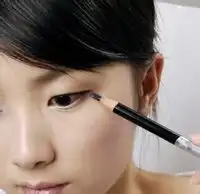 女孩子化淡妆的正规程序