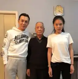 50岁李咏新发型比鹿晗还帅气,妻子日显苍老,女儿却出水芙蓉