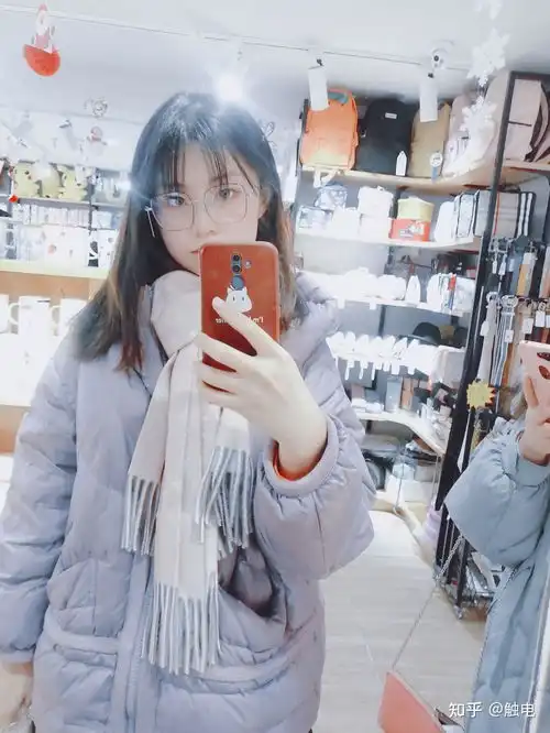你遇到过那种戴着眼镜和取下眼镜是两个人的女生吗
